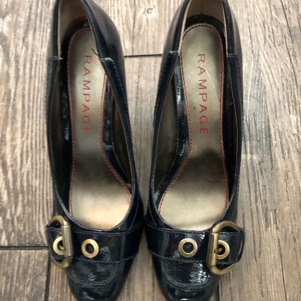 Buckle pump